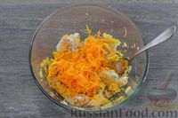 Фото приготовления рецепта: Рыбные маффины с морковью, тыквой и зеленью - шаг №5