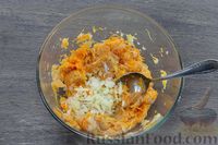 Фото приготовления рецепта: Рыбные маффины с морковью, тыквой и зеленью - шаг №6