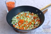 Фото приготовления рецепта: Чечевица с помидорами и грецкими орехами - шаг №3