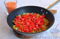 Фото приготовления рецепта: Чечевица с помидорами и грецкими орехами - шаг №4