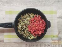 Фото приготовления рецепта: Рыба, тушенная с баклажанами в томатном соусе - шаг №11