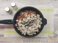 Фото приготовления рецепта: Рыба, тушенная с баклажанами в томатном соусе - шаг №13