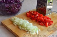 Фото приготовления рецепта: Тушёная краснокочанная капуста с фаршем, фасолью и сладким перцем - шаг №2