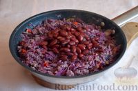 Фото приготовления рецепта: Тушёная краснокочанная капуста с фаршем, фасолью и сладким перцем - шаг №10