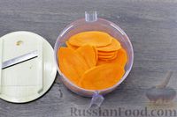 Фото приготовления рецепта: Чипсы из моркови с сыром (в духовке) - шаг №2