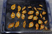 Фото приготовления рецепта: Чипсы из моркови с сыром (в духовке) - шаг №7