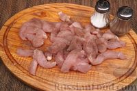 Фото приготовления рецепта: Салат с курицей, грушей, сыром и орехами - шаг №3