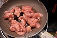 Фото приготовления рецепта: Салат с курицей, грушей, сыром и орехами - шаг №4
