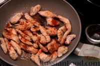 Фото приготовления рецепта: Салат с курицей, грушей, сыром и орехами - шаг №5