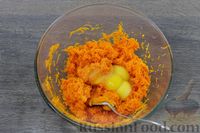 Фото приготовления рецепта: Морковный рулет с творожно-яблочной начинкой - шаг №6
