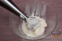 Фото приготовления рецепта: Бисквитный рулет с кокосово-молочным кремом - шаг №15