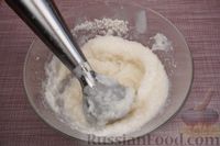 Фото приготовления рецепта: Бисквитный рулет с кокосово-молочным кремом - шаг №17
