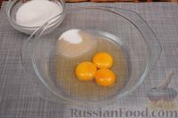Фото приготовления рецепта: Рисовый пирог с ананасами и карамельно-джемовой глазурью - шаг №9