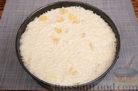 Фото приготовления рецепта: Рисовый пирог с ананасами и карамельно-джемовой глазурью - шаг №17