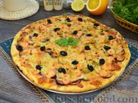 Фото к рецепту: Пицца с морепродуктами, ананасом, маслинами и красным луком