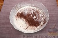 Фото приготовления рецепта: Шоколадный кекс на йогурте, с яблоками, орехами и тахини - шаг №4