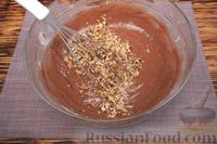Фото приготовления рецепта: Шоколадный кекс на йогурте, с яблоками, орехами и тахини - шаг №5