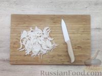 Фото приготовления рецепта: Салат из свёклы с рыбными консервами - шаг №3