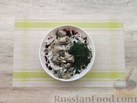 Фото приготовления рецепта: Салат из свёклы с рыбными консервами - шаг №8