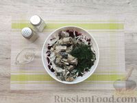 Фото приготовления рецепта: Салат из свёклы с рыбными консервами - шаг №9