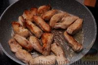 Фото приготовления рецепта: Курица, тушенная с грушами и имбирём - шаг №8