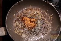 Фото приготовления рецепта: Курица, тушенная с грушами и имбирём - шаг №9