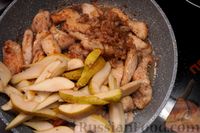 Фото приготовления рецепта: Курица, тушенная с грушами и имбирём - шаг №10