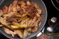 Фото приготовления рецепта: Курица, тушенная с грушами и имбирём - шаг №11