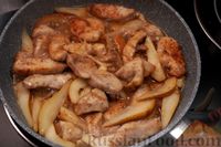 Фото приготовления рецепта: Курица, тушенная с грушами и имбирём - шаг №14