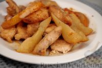 Фото приготовления рецепта: Курица, тушенная с грушами и имбирём - шаг №16