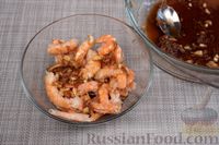 Фото приготовления рецепта: Креветки с брокколи в медово-соевом соусе - шаг №5