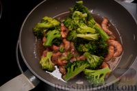Фото приготовления рецепта: Креветки с брокколи в медово-соевом соусе - шаг №11