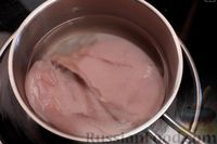 Фото приготовления рецепта: Салат с курицей, сельдереем, маринованными огурцами и сухариками - шаг №2