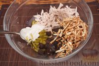 Фото приготовления рецепта: Салат с курицей, сельдереем, маринованными огурцами и сухариками - шаг №11