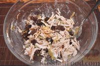 Фото приготовления рецепта: Салат с курицей, сельдереем, маринованными огурцами и сухариками - шаг №12