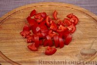 Фото приготовления рецепта: Салат с жареным сельдереем, помидорами, перцем и сыром - шаг №5