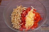 Фото приготовления рецепта: Салат с жареным сельдереем, помидорами, перцем и сыром - шаг №8