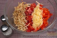 Фото приготовления рецепта: Салат с жареным сельдереем, помидорами, перцем и сыром - шаг №9