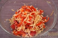 Фото приготовления рецепта: Салат с жареным сельдереем, помидорами, перцем и сыром - шаг №10