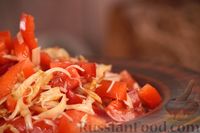 Фото приготовления рецепта: Салат с жареным сельдереем, помидорами, перцем и сыром - шаг №12