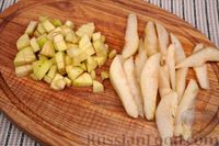 Фото приготовления рецепта: Творожный пирог с яблоками, грушами и изюмом - шаг №7