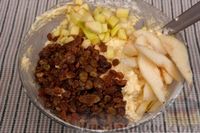Фото приготовления рецепта: Творожный пирог с яблоками, грушами и изюмом - шаг №8