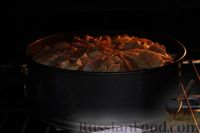 Фото приготовления рецепта: Творожный пирог с яблоками, грушами и изюмом - шаг №11