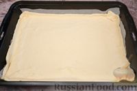 Фото приготовления рецепта: Слоёный пирог с карамелизованным луком, виноградом и сыром - шаг №2