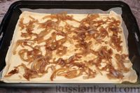 Фото приготовления рецепта: Слоёный пирог с карамелизованным луком, виноградом и сыром - шаг №9
