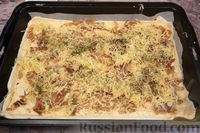 Фото приготовления рецепта: Слоёный пирог с карамелизованным луком, виноградом и сыром - шаг №10