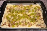 Фото приготовления рецепта: Слоёный пирог с карамелизованным луком, виноградом и сыром - шаг №11