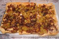 Фото приготовления рецепта: Слоёный пирог с карамелизованным луком, виноградом и сыром - шаг №13
