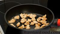 Фото приготовления рецепта: Жареный сельдерей с рисом, курицей и душистым перцем - шаг №6