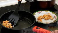 Фото приготовления рецепта: Жареный сельдерей с рисом, курицей и душистым перцем - шаг №7